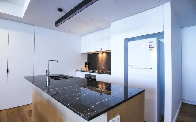 Stylist 2 Bedrooms Apartment With Pool/gym/parking