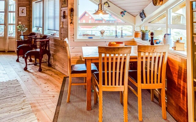 Stunning Home in Bekkjarvik With 3 Bedrooms and Wifi