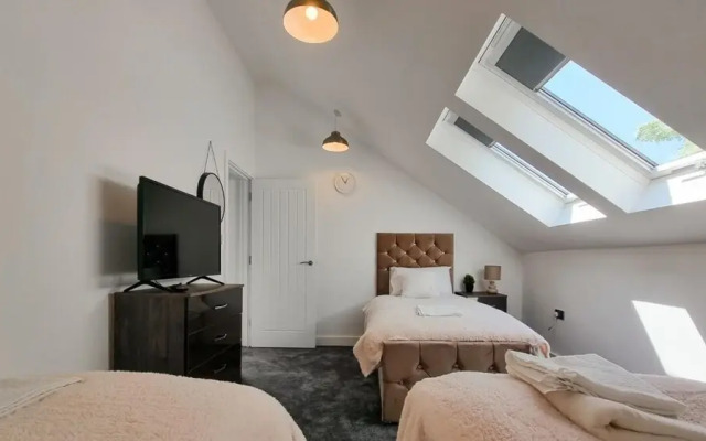 Lovely Modernist 4 Bed House