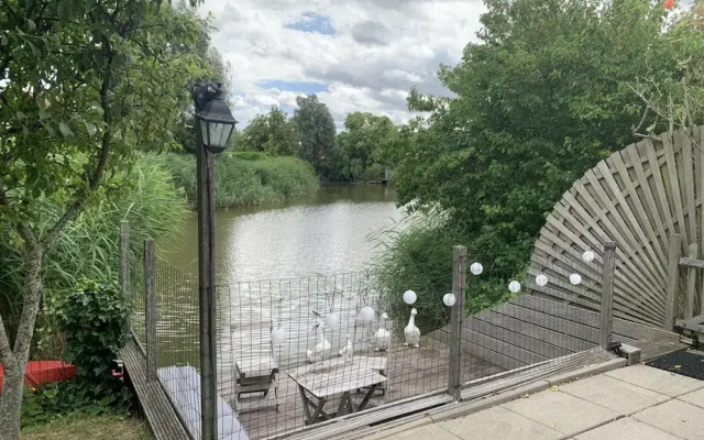 Spacious Bungalow Near Water
