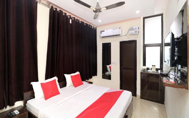 OYO 16694 Hotel Kb Square