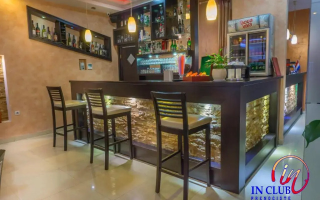 Apartment and Rooms In Club