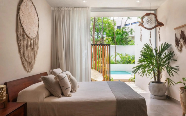 Studio wterrace, hammock, and pool access