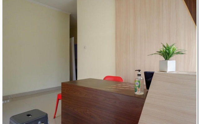 RedDoorz near Gejayan 3 – Hotel Rooms – Sleman
