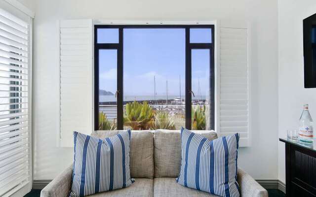 Waters Edge Hotel