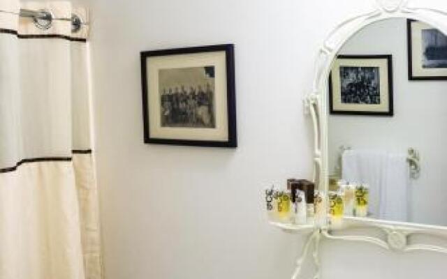 Silver Maple Inn and The Cain House Country Suites