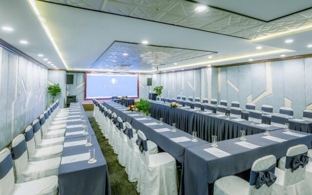 Happy Life Grand Hotel & Sky Bar