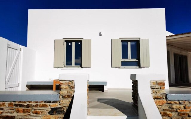 4 bedrooms appartement with sea view and enclosed garden at Antiparos 1 km away from the beach