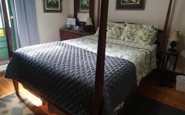 Colonial Charm Inn