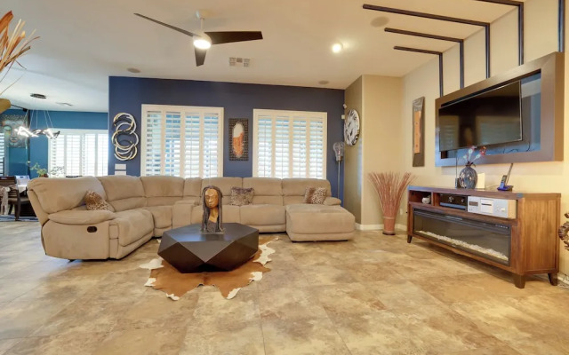 Putting Green & Hot Tub: Goodyear Retreat!