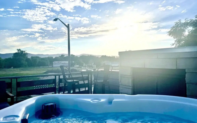 Old Town Modern New Build: Rftp Spa W/ Mtn Views!