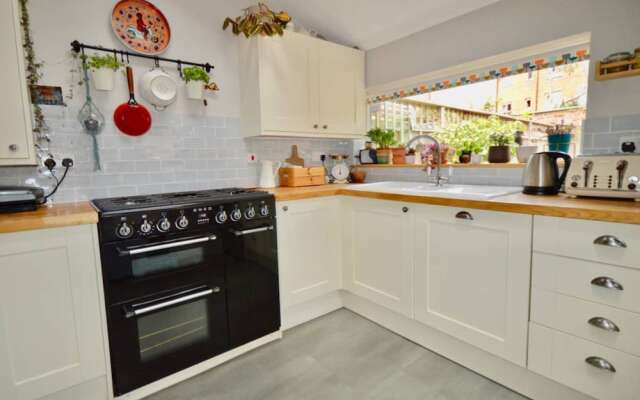 Charming Victorian 3 Bedroom House With Large Garden