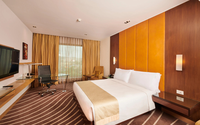 Holiday Inn Mumbai International Airport by IHG – Guest Rooms – Mumbai