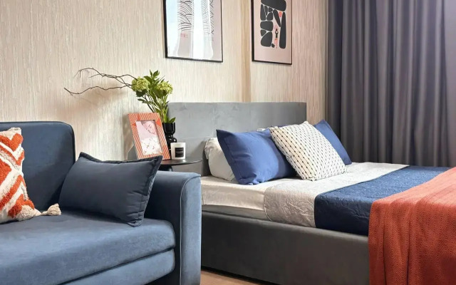 Nearby Studio at 54 Universitetskaya Embankment