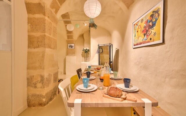 New Stunning 4 Bdrs Apt, With AC – Le Marais