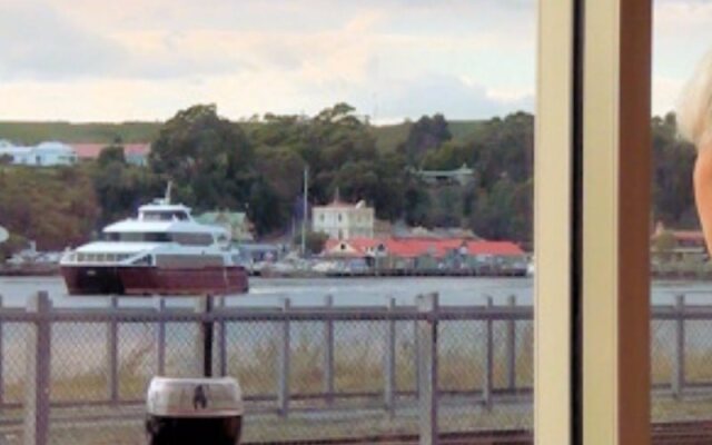 Regatta Point Tavern & Holiday Villas