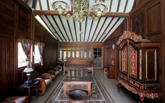 OYO 749 Omah Putih