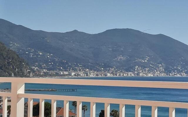 Vista Mozzafiato A 3 Minuti A Piedi Dal Mare