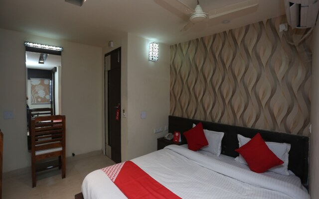 OYO 27725 Hotel Crown Plaza