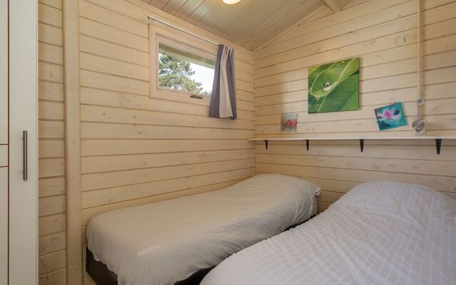 Cosy, Wooden Chalet with Dishwasher, in a Car-Free Zone