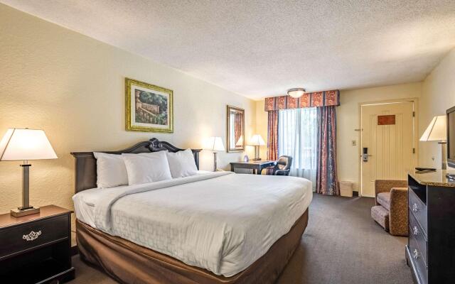 Clarion Inn & Suites Central Clearwater Beach