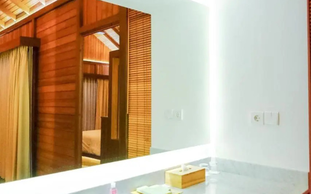 Giriwood Hotel & Villa
