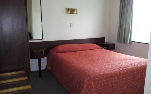 Ace High Motor Inn