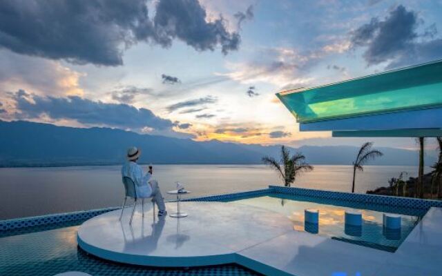 Dali First Glimpse Cloud Top Cliff Beauty Hostel