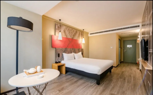 ibis Luoyang Baolong Square Hotel