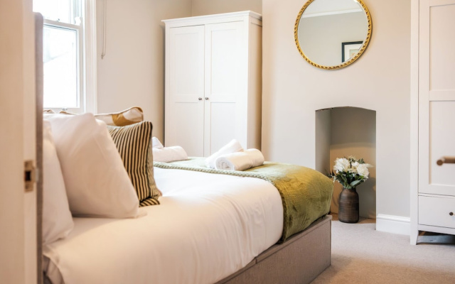 Stunning 2BD Townhouse in Cheltenham