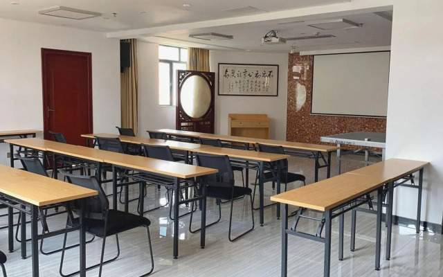 Qiuguo Hotel (Guangzhou Talujiang Metro Station)