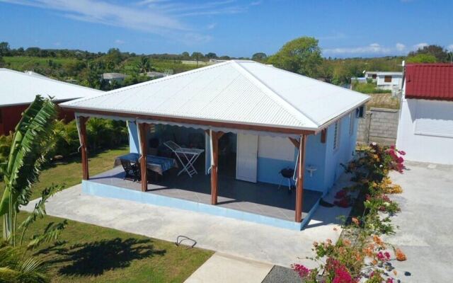 House With 2 Bedrooms in Saint François, With Pool Access, Enclosed Ga