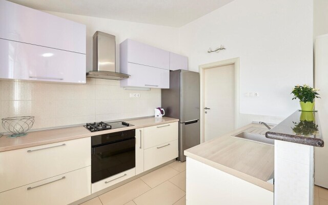 Beautiful Home in Pano With Wifi and 5 Bedrooms