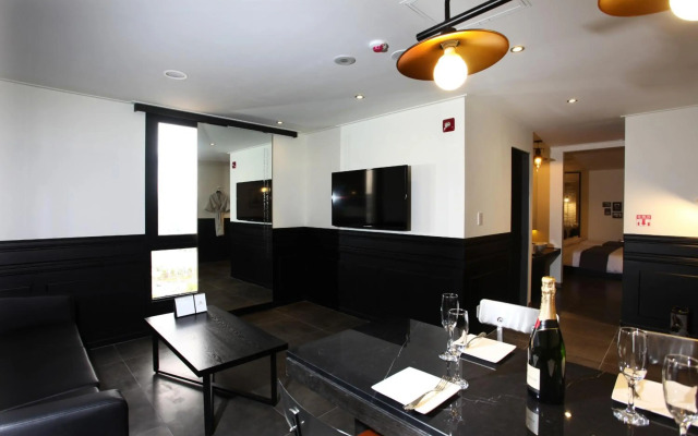 S& Hotel