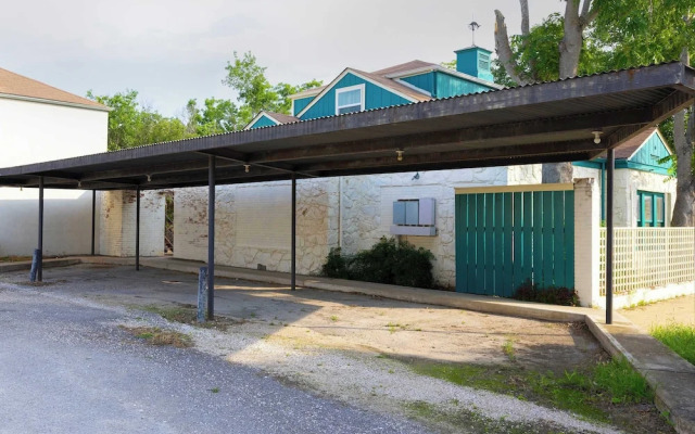 Mariposa Monarch Walk to River