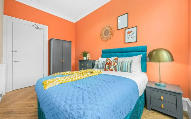 Stylish 4 Bed-town Centre