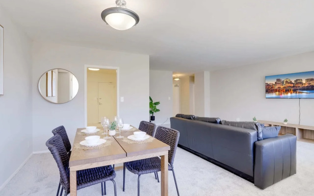 Stylish Condo in Crystal City