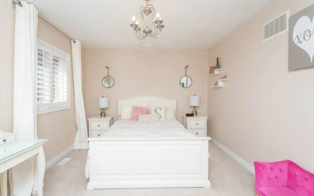 Stylish 4BR Oasis Peaceful Mississauga Location