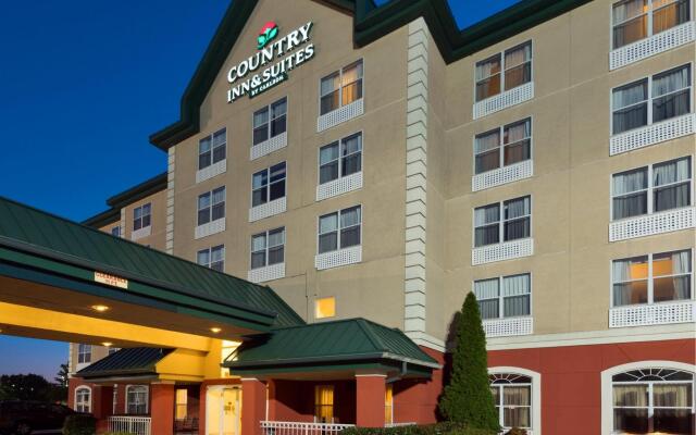 Comfort Inn & Suites near Six Flags