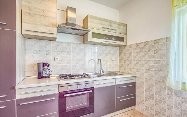 Beautiful Apartment in Valbandon With Wifi and 2 Bedrooms