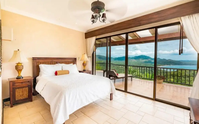 Luxurios Beachfront Villa on Flamingo Beach with Daily Maid and Security