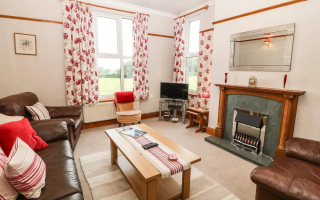 Dinas Farmhouse Annex