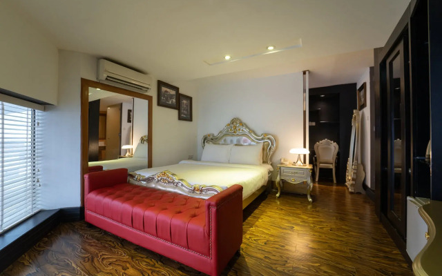 The White Hotel 8A Thai Van Lung