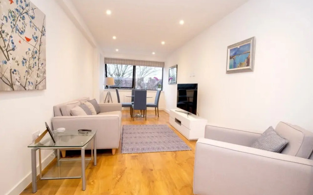 Modern Oxford Apartment + King Size Bed!