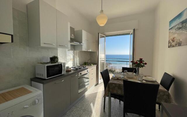 [Rivamare] 3 Locali di fronte al Mare