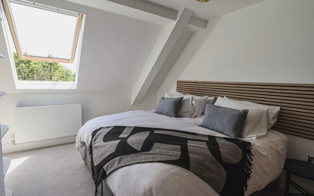 The Lucy Suite Stone Cross Mansion