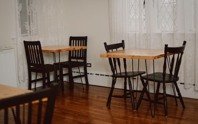 Hill Road Manor Bed & Breakfast