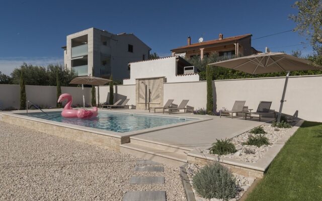 Five Bedroom Holiday House & Pool near Kanegra Beach