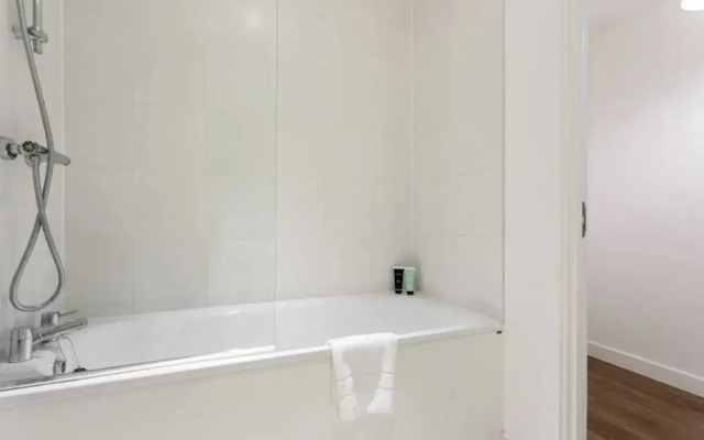 Modern 1 Bedroom Apartment Near Canary Wharf With Balcony