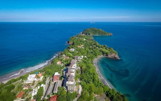 Amazing Ocean Views From This Nicely Equipped Condo